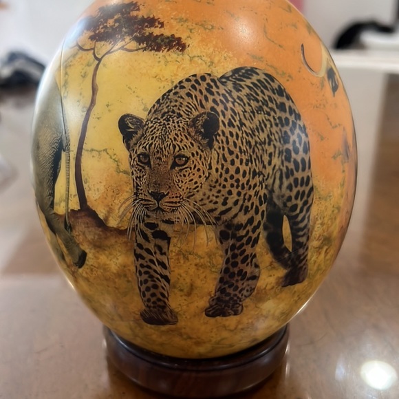 Ostrich egg hand painted in South Africa with display stand - Picture 2 of 7